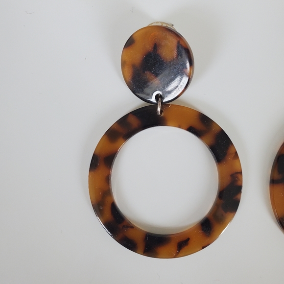 Animal print resin tortoise hoop earrings - Picture 2 of 6